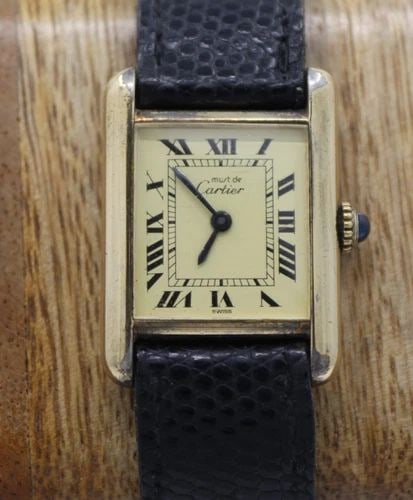 CARTIER MUST DE TANK STERLING VERMEIL 20MM X 28MM LEMON ROMAN DIAL MANUAL WATCH: CARTIER MUST DE TANK STERLING VERMEIL 20MM X 28MM LEMON ROMAN DIAL MANUAL WATCH Description Cartier Must De Tank Sterling Vermeil 20mm x 28mm Lemon Roman Dial Manual Watch The watch has been used prev