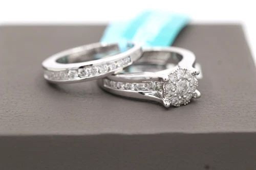 EFFY 14K WHITE GOLD 1.48 TCW NATURAL DIAMOND CLUSTER WEDDING RING SET SIZE 7: EFFY 14K WHITE GOLD 1.48 TCW NATURAL DIAMOND CLUSTER WEDDING RING SET SIZE 7 Description Effy 14k White Gold 1.48 TCW Natural Diamond Cluster Wedding Ring Set Rings are in new condition. May show sign