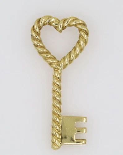 TIFFANY & CO. 18K YELLOW GOLD TWIST HEART KEY PENDANT 7.2 GRAMS: TIFFANY & CO. 18K YELLOW GOLD TWIST HEART KEY PENDANT 7.2 GRAMS Description Tiffany & Co. 18K Yellow Gold Twist Heart Key Pendant Pendant is in good condition. May show signs of wear. APPROXIMATE MEAS