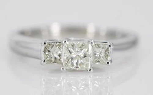 18K WHITE GOLD 1.10 TCW NATURAL DIAMOND THREE STONE PRICINESS RING SIZE 8.5: 18K WHITE GOLD 1.10 TCW NATURAL DIAMOND THREE STONE PRICINESS RING SIZE 8.5 18K WHITE GOLD 1.10 TCW NATURAL DIAMOND THREE STONE PRICINESS RING SIZE 8.5 Description 18K White Gold 1.10 TCW Natural Diam