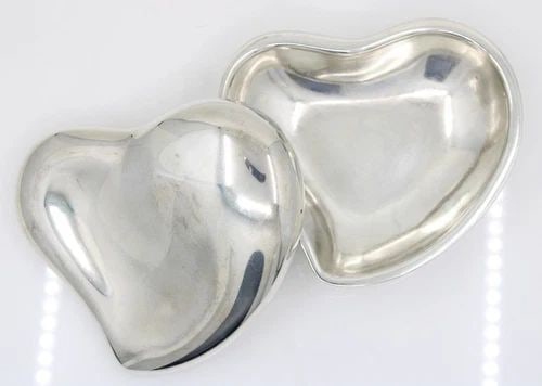 TIFFANY & CO ITALY ELSA PERETTI STERLING SILVER OPEN HEART BOX 4" ~ 130.4 GRAMS: TIFFANY & CO ITALY ELSA PERETTI STERLING SILVER OPEN HEART BOX 4" ~ 130.4 GRAMS TIFFANY & CO ITALY ELSA PERETTI STERLING SILVER OPEN HEART BOX 4" ~ 130.4 GRAMS Description Tiffany & Co Italy Elsa Pere