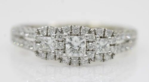 LEO 14K WHITE GOLD 1.04 TCW NATURAL PRINCESS DIAMOND ENGAGEMENT RING SIZE 8.5: LEO 14K WHITE GOLD 1.04 TCW NATURAL PRINCESS DIAMOND ENGAGEMENT RING SIZE 8.5 Description Leo 14K White Gold 1.04 TCW Natural Princess Diamond Engagement Ring The ring is in good condition. May show s