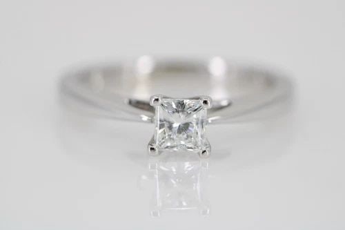 18K WHITE GOLD 950PT. 0.45 CT PRINCESS CUT "CELEBRATE" ENGAGEMENT RING SIZE 6 (1 of 2)