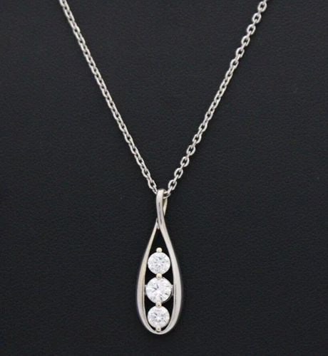 14K WHITE GOLD 0.75 TCW NATURAL DIAMOND PENDANT W/ 18" CHAIN NECKLACE 5.2 GRAMS: 14K WHITE GOLD 0.75 TCW NATURAL DIAMOND PENDANT W/ 18" CHAIN NECKLACE 5.2 GRAMS 14K WHITE GOLD 0.75 TCW NATURAL DIAMOND PENDANT W/ 18" CHAIN NECKLACE 5.2 GRAMS Description 14K White Gold 0.75 TCW Natu