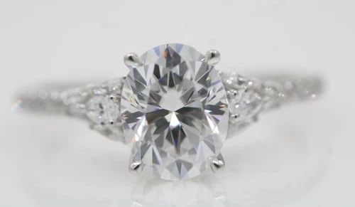18K WHITE GOLD 2CT MOISSANITE & LAB GROWN DIAMOND ENGAGEMENT RING SZ 7.5 - 3.8 G: 18K WHITE GOLD 2CT MOISSANITE & LAB GROWN DIAMOND ENGAGEMENT RING SZ 7.5 - 3.8 G Description 18K White Gold 2ct Moissanite & Lab Grown Diamond Engagement Ring Ring is in good condition. May show signs
