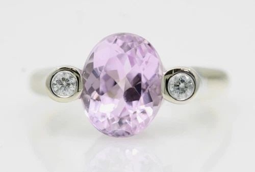 SONIA B. BITTON 14K WHITE GOLD KUNZITE & DIAMOND RING SIZE 5 - 4.6 GRAMS: SONIA B. BITTON 14K WHITE GOLD KUNZITE & DIAMOND RING SIZE 5 - 4.6 GRAMS SONIA B. BITTON 14K WHITE GOLD KUNZITE & DIAMOND RING SIZE 5 - 4.6 GRAMS Description Sonia B. Bitton 14K White Gold Kunzite & D