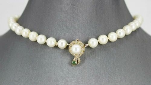 14K YELLOW GOLD 16" CULTURED PEARL NECKLACE W/ DIAMOND, EMERALD & PEARL CLASP: 14K YELLOW GOLD 16" CULTURED PEARL NECKLACE W/ DIAMOND, EMERALD & PEARL CLASP 14K YELLOW GOLD 16" CULTURED PEARL NECKLACE W/ DIAMOND, EMERALD & PEARL CLASP Description 14K Yellow Gold 16 Inch Cultured
