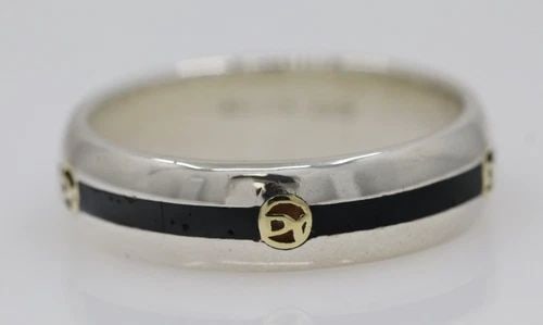 DAVID YURMAN STERLING SILVER & 18K YELLOW GOLD DY LOGO ONYX INLAY RING SIZE 11: DAVID YURMAN STERLING SILVER & 18K YELLOW GOLD DY LOGO ONYX INLAY RING SIZE 11 Description David Yurman Sterling Silver & 18k Yellow Gold DY Logo Onyx Inlay Ring Ring is in good condition. May show si