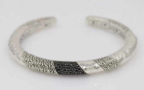 JOHN HARDY STERLING SILVER CLASSIC CHAIN BLACK SPINEL HAMMERED KICK HINGED CUFF (1 of 2)