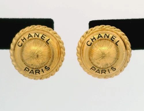 CHANEL PARIS 1995 GOLD BUTTON ROUND CLIP ON EARRINGS 95A (1 of 2)