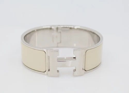 HERMÈS CLIC CLAC H WIDE OFF WHITE ENAMEL SILVER TONE HINGED BANGLE BRACELET 6.5": HERMÈS CLIC CLAC H WIDE OFF WHITE ENAMEL SILVER TONE HINGED BANGLE BRACELET 6.5" Description HERMÈS Clic Clac H Wide Off White Enamel Silver Tone Hinged Bangle Bracelet Item is in good condition. Ma