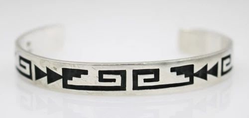 HOPI LAWRENCE SAUFKIE STERLING SILVER CUFF BRACELET 7": HOPI LAWRENCE SAUFKIE STERLING SILVER CUFF BRACELET 7" Description Hopi Lawrence Saufkie Sterling Silver Cuff Bracelet Bracelet is in good condition. May show signs of wear and/or tear. Approximate Me