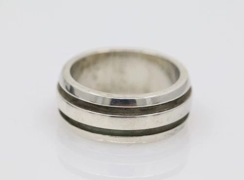 TIFFANY & CO. 1995 STERLING SILVER ATLAS GROOVE WIDE BAND RING SIZE 8: TIFFANY & CO. 1995 STERLING SILVER ATLAS GROOVE WIDE BAND RING SIZE 8 Description Tiffany & Co. 1995 Sterling Silver Atlas Groove Wide Band Ring Item is in good condition. May show signs of wear and/o
