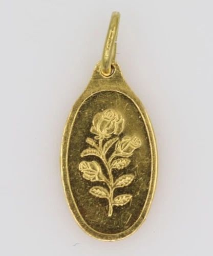 RARE PAMP SUISSE 1 GRAM .9999 FINE GOLD ROSA OVAL BAR PENDANT: RARE PAMP SUISSE 1 GRAM .9999 FINE GOLD ROSA OVAL BAR PENDANT Description Rare Pamp Suisse 1 Gram .9999 Fine Gold Rosa Oval Bar Pendant Bar/pendant is in circulated condition. Shows signs of wear and/
