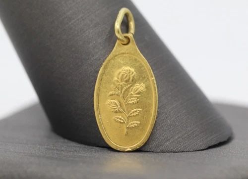 RARE PAMP SUISSE 1 GRAM .9999 FINE GOLD ROSA OVAL BAR PENDANT: RARE PAMP SUISSE 1 GRAM .9999 FINE GOLD ROSA OVAL BAR PENDANT Description Rare Pamp Suisse 1 Gram .9999 Fine Gold Rosa Oval Bar Pendant Bar/pendant is in circulated condition. Shows signs of wear and/