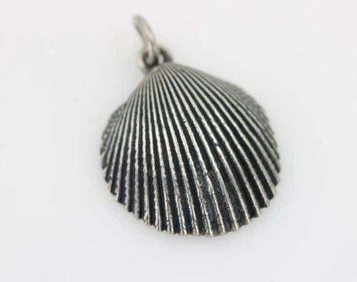 RETIRED VINTAGE JAMES AVERY SEA SHELL CLAM 1" CHARM PENDANT ~ 3.6 GRAMS (1 of 2)