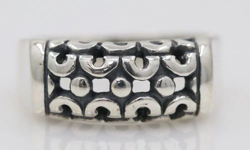 JAMES AVERY STERLING SILVER SCROLL DOME RING SIZE 6.5 - 6.8 GRAMS: JAMES AVERY STERLING SILVER SCROLL DOME RING SIZE 6.5 - 6.8 GRAMS Description James Avery Sterling Silver Scroll Dome Ring Ring is in good condition. May show signs of wear and/or tear. Approximate Me