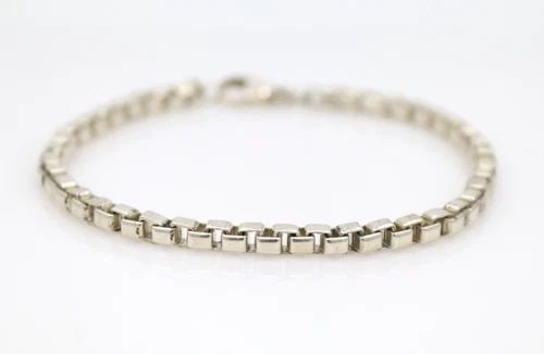 TIFFANY & CO. STERLING SILVER 4MM VENETIAN BOX CHAIN LINK 8" BRACELET: TIFFANY & CO. STERLING SILVER 4MM VENETIAN BOX CHAIN LINK 8" BRACELET Description Tiffany & Co. Sterling Silver Venetian Box Chain Link 8" Bracelet Item is in good condition. May show signs of wear an
