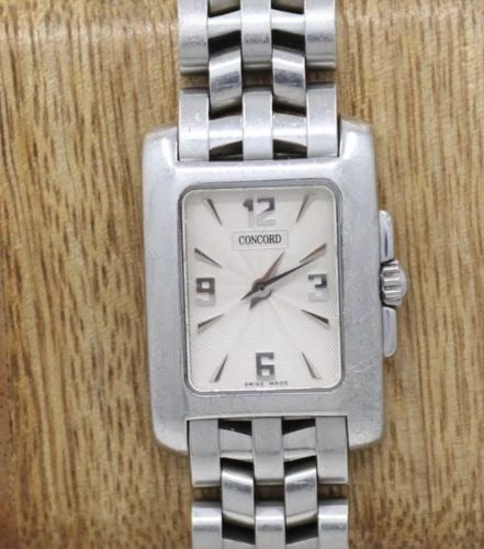 CONCORD SPORTIVO 20MM SILVER DIAL STAINLESS LADIES QUARTZ WATCH 14.25.662: CONCORD SPORTIVO 20MM SILVER DIAL STAINLESS LADIES QUARTZ WATCH 14.25.662 Description Concord Sportivo 20mm Silver Dial Stainless Ladies Quartz Watch The watch has been used previously. The watch may 