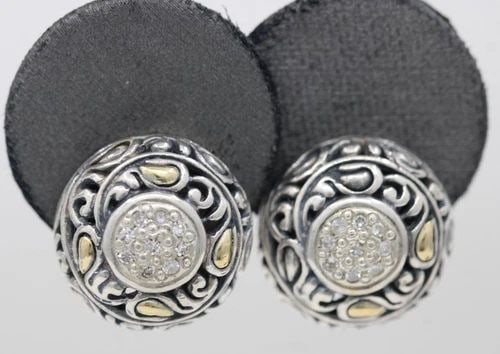 DAVID SCHOR DS STERLING SILVER & 18K YELLOW GOLD DIAMOND STUD OMEGA EARRINGS: DAVID SCHOR DS STERLING SILVER & 18K YELLOW GOLD DIAMOND STUD OMEGA EARRINGS Description David Schor DS Sterling Silver & 18K Yellow Gold Diamond Stud Omega Earrings Earrings are in good condition. Ma
