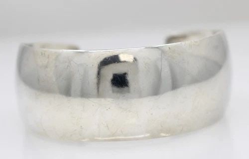SARAH CLY STERLING SILVER CUFF BRACELET 6.5" - 29.2 GRAMS: SARAH CLY STERLING SILVER CUFF BRACELET 6.5" - 29.2 GRAMS Description Sarah Cly Sterling Silver Cuff Bracelet Bracelet is in good condition. May show signs of wear and/or tear. Approximate Measurement