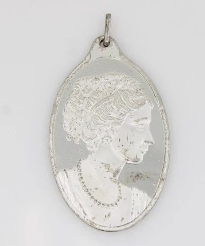RARE PAMP SUISSE 1/2 OZ .999 FINE SILVER LADY FORTUNA CAMEO BAR PENDANT - 15.7 G: RARE PAMP SUISSE 1/2 OZ .999 FINE SILVER LADY FORTUNA CAMEO BAR PENDANT - 15.7 G RARE PAMP SUISSE 1/2 OZ .999 FINE SILVER LADY FORTUNA CAMEO BAR PENDANT - 15.7 G Description Rare PAMP SUISSE 1/2 oz .9