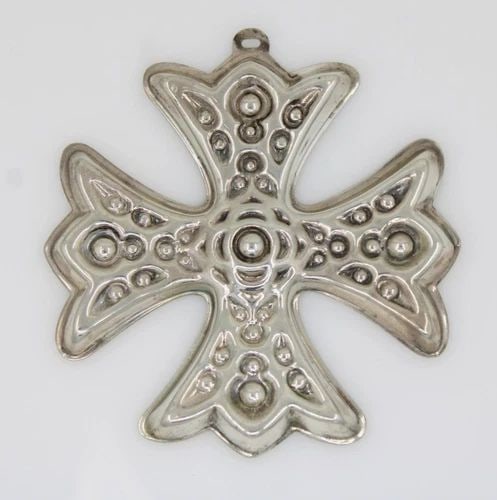 1975 REED & BARTON STERLING SILVER CHRISTMAS CROSS ORNAMENT 20.1 GRAMS: 1975 REED & BARTON STERLING SILVER CHRISTMAS CROSS ORNAMENT 20.1 GRAMS Description 1975 Reed & Barton Sterling Silver Christmas Cross Ornament Ornament is in good condition. May show signs of wear and
