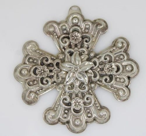 1974 REED & BARTON STERLING SILVER CHRISTMAS CROSS ORNAMENT 18.5 GRAMS: 1974 REED & BARTON STERLING SILVER CHRISTMAS CROSS ORNAMENT 18.5 GRAMS Description 1974 Reed & Barton Sterling Silver Christmas Cross Ornament Ornament is in good condition. May show signs of wear and