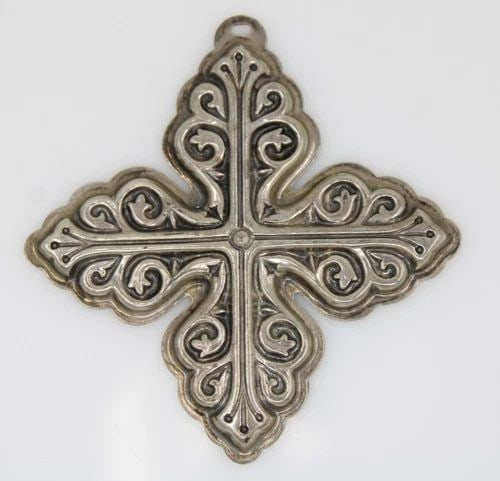 1978 REED & BARTON STERLING SILVER CHRISTMAS CROSS ORNAMENT 15.1 GRAMS: 1978 REED & BARTON STERLING SILVER CHRISTMAS CROSS ORNAMENT 15.1 GRAMS Description 1978 Reed & Barton Sterling Silver Christmas Cross Ornament Ornament is in good condition. May show signs of wear and