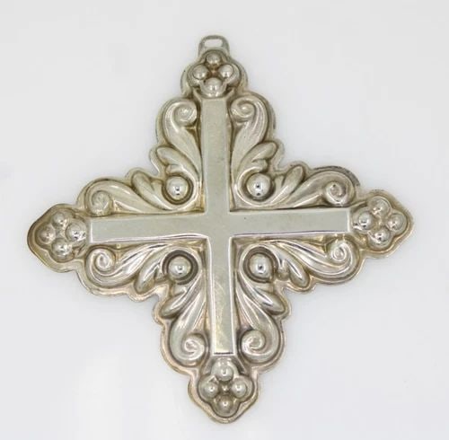 1983 REED & BARTON STERLING SILVER CHRISTMAS CROSS ORNAMENT 15.1 GRAMS: 1983 REED & BARTON STERLING SILVER CHRISTMAS CROSS ORNAMENT 15.1 GRAMS Description 1983 Reed & Barton Sterling Silver Christmas Cross Ornament Ornament is in good condition. May show signs of wear and