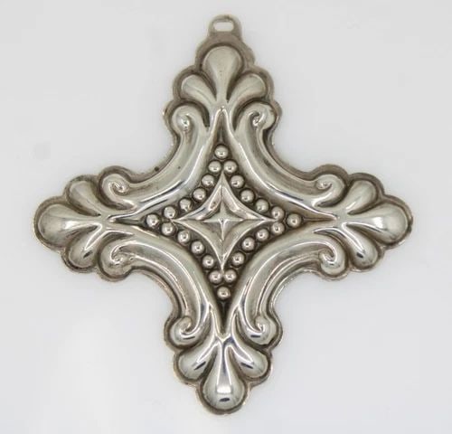 1990 REED & BARTON STERLING SILVER CHRISTMAS CROSS ORNAMENT 11.2 GRAMS: 1990 REED & BARTON STERLING SILVER CHRISTMAS CROSS ORNAMENT 11.2 GRAMS Description1990 Reed & Barton Sterling Silver Christmas Cross Ornament Ornament is in good condition. May show signs of wear and/