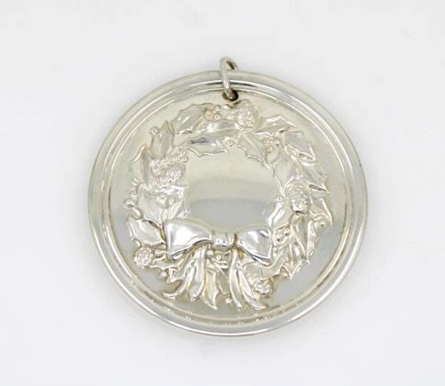 VINTAGE 1977 LUNT FLOWERS OF CHRISTMAS STERLING SILVER HOLLY WREATH ORNAMENT (1 of 2)
