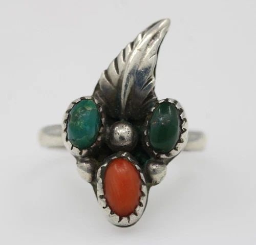 NAVAJO DELLA & PRESLEY CURLEY GREEN TURQUOISE & CORAL RING SIZE 5.5 - 4.1 GM: NAVAJO DELLA & PRESLEY CURLEY GREEN TURQUOISE & CORAL RING SIZE 5.5 - 4.1 GM NAVAJO DELLA & PRESLEY CURLEY GREEN TURQUOISE & CORAL RING SIZE 5.5 - 4.1 GM Description Navajo DELLA & PRESLEY CURLEY Nava