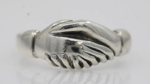 JAMES AVERY STERLING SILVER FRIENDSHIP HANDSHAKE RING SIZE 5.5 - 3.3 GRAMS: JAMES AVERY STERLING SILVER FRIENDSHIP HANDSHAKE RING SIZE 5.5 - 3.3 GRAMS Description James Avery Sterling Silver Friendship Handshake Ring Ring is in good condition. May show signs of wear and/or te