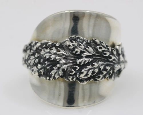 REED & BARTON STERLING SILVER HARLEQUIN FLORAL SPOON RING SIZE 9 - 10.6 GRAMS: REED & BARTON STERLING SILVER HARLEQUIN FLORAL SPOON RING SIZE 9 - 10.6 GRAMS Description Reed & Barton Sterling Silver Harlequin Floral Spoon Ring Ring is in good condition. May show signs of wear an