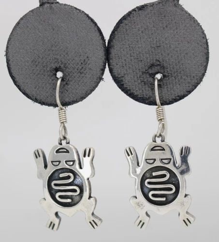 NATIVE AMERICAN SIGNED STERLING SILVER FROG DANGLE EARRINGS 6.1 GRAMS (1 of 2)