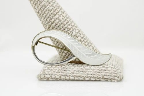 VINTAGE AKSEL HOLMSEN NORWAY STERLING SILVER WHITE ENAMEL GUILLOCHE PIN/BROOCH: VINTAGE AKSEL HOLMSEN NORWAY STERLING SILVER WHITE ENAMEL GUILLOCHE PIN/BROOCH Description Vintage Aksel Holmsen Norway Sterling Silver White Enamel Guilloche Pin/Brooch The sterling silver pin / broo