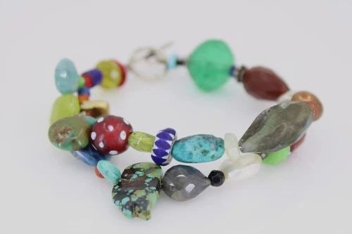 PAIGE WALLACE TURQUOISE & BEAD TOGGLE 8" BRACELET: PAIGE WALLACE TURQUOISE & BEAD TOGGLE 8" BRACELET Description Paige Wallace Turquoise & Bead Toggle 8" Bracelet *Missing Paige Wallace ID tag* Natural gemstones bracelet in great condition. May show s