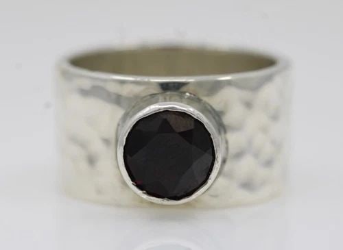 STERLING SILVER GARNET HAMMERED BAND RING SIZE 7.5 - 11.2 GRAMS (1 of 2)