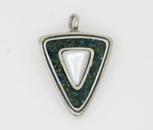 CAROLYN POLLACK STERLING SILVER MOP MOSAIC TRIANGLE PENDANT 4.5 GRAMS: CAROLYN POLLACK STERLING SILVER MOP MOSAIC TRIANGLE PENDANT 4.5 GRAMS Description Carolyn Pollack Sterling Silver MOP Mosaic Triangle Pendant Pendant is in good condition. May show signs of wear and/o