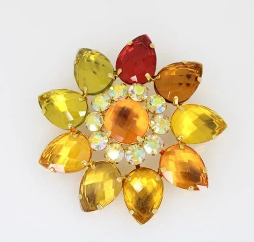 VINTAGE JOAN RIVERS AUTUMN FLOWER RHINESTONE PIN BROOCH: VINTAGE JOAN RIVERS AUTUMN FLOWER RHINESTONE PIN BROOCH Description Vintage Joan Rivers Autumn Flower Rhinestone Pin Brooch Designer pin in great condition. May show signs of wear. Item has been profe
