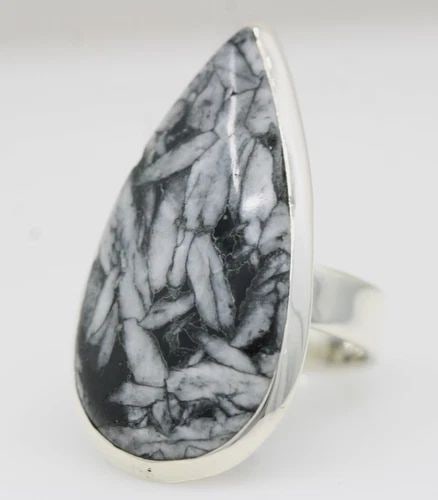 STERLING SILVER PINOLITH TEARDROP RING SIZE 9 - 13.5 GRAMS: STERLING SILVER PINOLITH TEARDROP RING SIZE 9 - 13.5 GRAMS Description Sterling Silver Pinolith Teardrop Ring Size 9 - 13.5 Grams Ring is in good condition. May show signs of wear and/or tear. Approxi