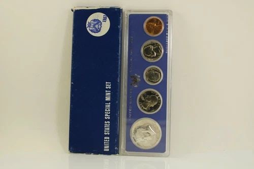 1967 US MINT 5 COIN - SPECIAL MINT SET - IN PLASTIC CASE & BLUE BOX - 40% SILVER: 1967 US MINT 5 COIN - SPECIAL MINT SET - IN PLASTIC CASE & BLUE BOX - 40% SILVER Description 1967 US MINT 5 COIN - SPECIAL MINT SET - IN PLASTIC CASE & BLUE BOX - 40% SILVER "One (1) coin Mint Set per