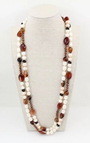 HONORA BAROQUE RED AGATE & BLACK PEARL 30" NECKLACE: HONORA BAROQUE RED AGATE & BLACK PEARL 30" NECKLACE Description Honora Baroque Red Agate & Black Pearl 30" Necklace Necklace is in great condition. May show signs of wear and/or tear. Approximate Meas