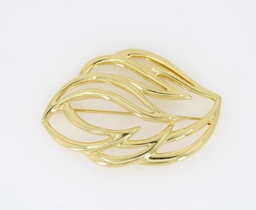 VINTAGE MONET WAVY LEAF PATTERN THEME SMOOTH GOLD TONE BROOCH PIN SIGNED (1 of 2)