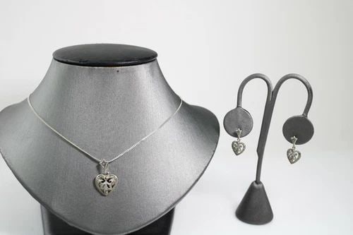STERLING SILVER VINTAGE STYLE HEART NECKLACE W/ MATCHING EARRINGS 6.2 GRAMS: STERLING SILVER VINTAGE STYLE HEART NECKLACE W/ MATCHING EARRINGS 6.2 GRAMS Description Sterling Silver Vintage Style Heart Necklace w/ Matching Dangling Heart Post Earrings Item is in great condition