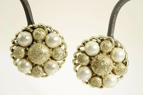 VINTAGE SIGNED CORO EARRINGS CLIP ON GOLD TONE & FAUX PEARL 30MM 29 GRAMS FS!! (1 of 2)