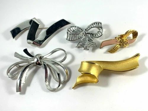 VINTAGE LOT OF 5 TARA MONET AVON GERRYS GOLD SILVER BOWS RIBBONS BROOCH PINS: VINTAGE LOT OF 5 TARA MONET AVON GERRYS GOLD SILVER BOWS RIBBONS BROOCH PINS Description Vintage Lot of 5 Tara Monet x2 Avon Gerrys Gold Silver Bows Ribbons Brooch Pins Item 1: Pink Breast Cancer Ribb