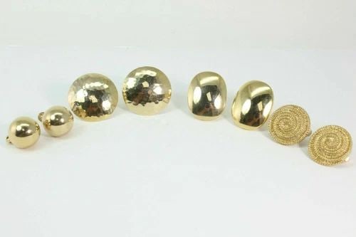 LOT OF VINTAGE EARRINGS 4 PAIRS GOLD TONE SWIRLS CIRCLE SHAPED COSTUME EARRINGS: LOT OF VINTAGE EARRINGS 4 PAIRS GOLD TONE SWIRLS CIRCLE SHAPED COSTUME EARRINGS Description Lot of Vintage Earrings 4 Pairs Gold Tone Swirls Circle Shaped Costume Earrings The earrings are gold, but t