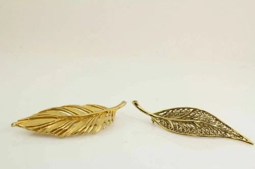 GOLD TONED AVANTE FILIGREE & JJ LEAF BROOCH PIN SET: GOLD TONED AVANTE FILIGREE & JJ LEAF BROOCH PIN SET Description GOLD TONED AVANTE FILIGREE & JJ LEAF BROOCH SET Items are in good condition. May show signs of wear and/or tarnish. SET OF 2 BOTH BROOCH